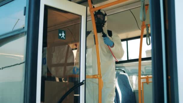 L'entrata dell'autobus viene disinfettata da un disinfettore — Video Stock