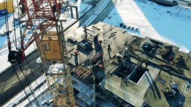 İnşaat, inşaat endüstrisi. Yüksek vinci olan büyük bir inşaat alanı.