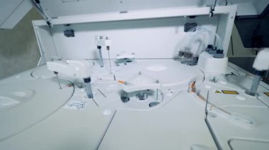 Klinik testler yapılırken beyaz laboratuvar cihazı. Coronavirus, covid-19 laboratuvar testi..