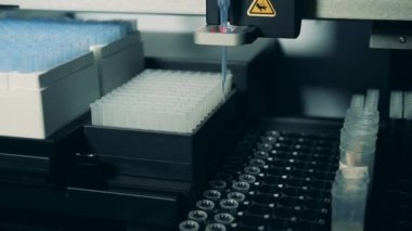 Otomatik makine biyokimyasal sıvıları test ediyor