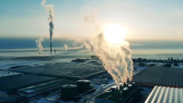 Enerji santrali emisyonları havaya yayılıyor. Duman yığını, kirlilik kavramı. — Stok video