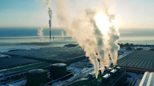 Průmyslové trubky, emise do ovzduší, koncepce ekologických problémů. — Stock video