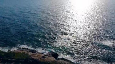 Bir tatil köyünde deniz ve güneş manzarası.