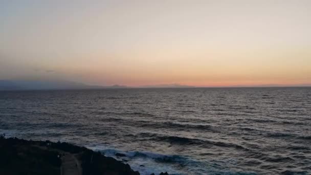 Μπλε θάλασσα σε φόντο ηλιοβασιλέματος. — Αρχείο Βίντεο
