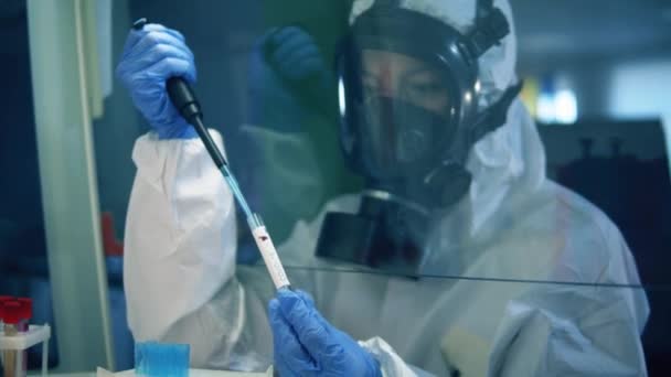 Kadın araştırmacı, laboratuarda koronavirüs örnekleriyle çalışıyor.. — Stok video