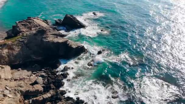 Mar azul batendo contra a costa rochosa . — Vídeo de Stock