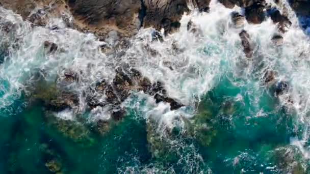 Grandes olas salpicando en acantilados rocosos . — Vídeos de Stock