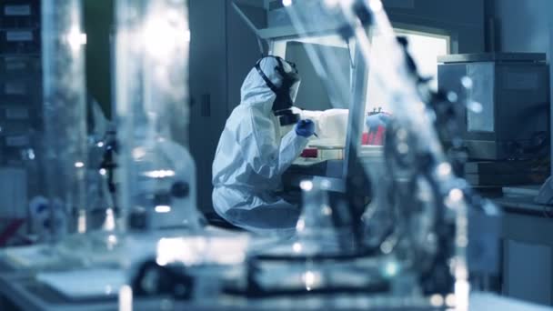Két ember dolgozik a laborban, oltóanyagot fejlesztenek. Coronavirus, covid-19, víruskutatási koncepció. — Stock videók