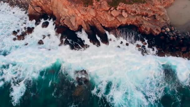 바위투성이 해안에 물을 튀기는 바다. — 비디오