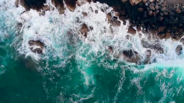 Ondas salpicando em uma costa rochosa . — Vídeo de Stock