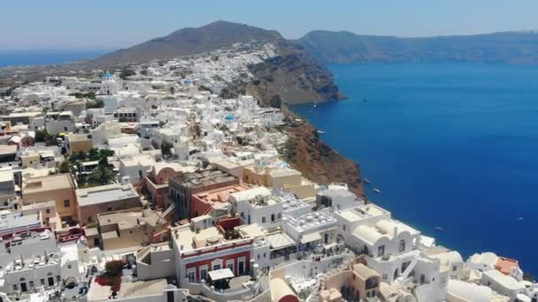 Santorini fehér épületekkel tenger mellett. — Stock videók