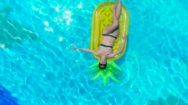 Mladá žena plave v bazénu s gumovým kroužkem. — Stock video