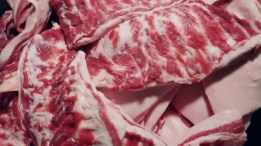 Üzerinde yağ olan kırmızı et parçalarını kapatın. Çiğ et marketlere teslimat için hazırlanıyor..