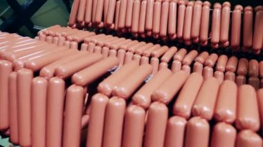 Kasaptaki metal çubuklarda bir sürü sosis var. Et ürünlerinin depolanması