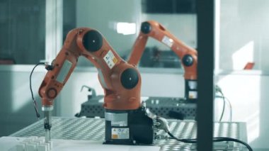Küçük ögeler bir robotik aygıt tarafından birikiyor