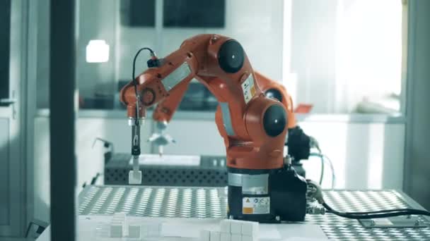 Mechanized robot verplaatst kleine objecten — Stockvideo