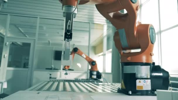 Dispositif mécanisé déplace les petits articles 