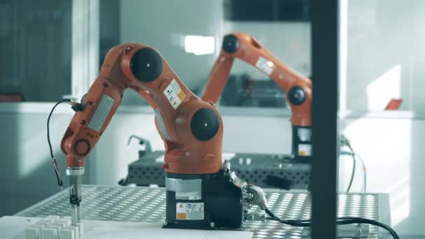 Kleine items worden opgestapeld door een robotapparaat — Stockvideo