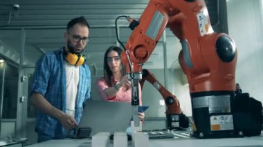 Genç bilim adamları bir robotik cihaz üzerinde testler yapıyorlar.