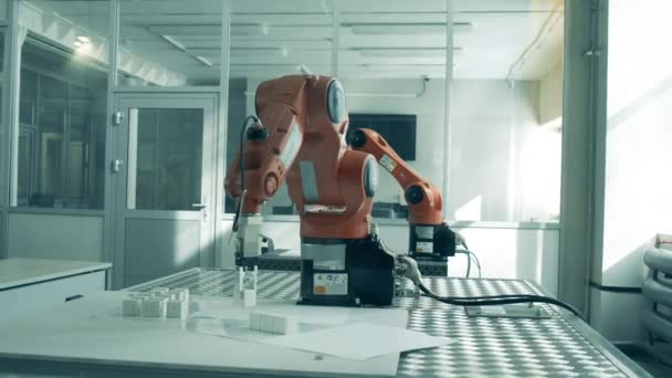Laboratorio con dispositivos robóticos haciendo tareas fáciles — Vídeos de Stock