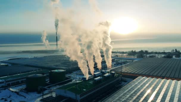 Modernt skärgårdshus i industriområde. Utsläpp från kraftverk till luft. Rökstapel, föroreningskoncept. — Stockvideo