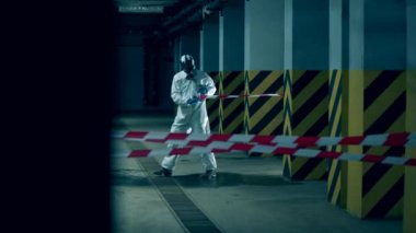 Coronavirus, dezenfeksiyon konsepti. Temizlik işçisi bariyer bandı geriyor.