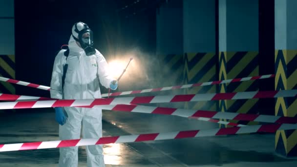 Hygiene-Experte versprüht Chemikalien bei Desinfektion — Stockvideo