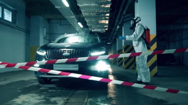 Die Desinfektion eines Autos wird von einem Hygieneexperten durchgeführt. Coronavirus, Desinfektionskonzept. — Stockvideo