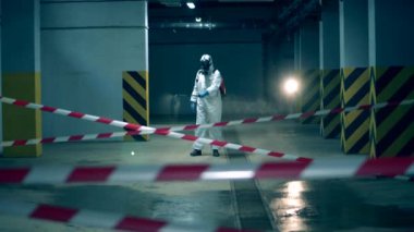 Dezenfektan boş park yerini sterilize ediyor. Coronavirus, dezenfeksiyon konsepti.