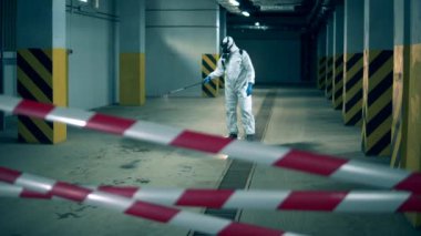 Dezenfektan tesise kimyasal püskürtüyor. Coronavirus, dezenfeksiyon konsepti.