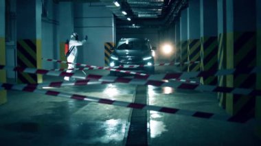 Dezenfektan otoparkta bir arabayı sterilize ediyor.