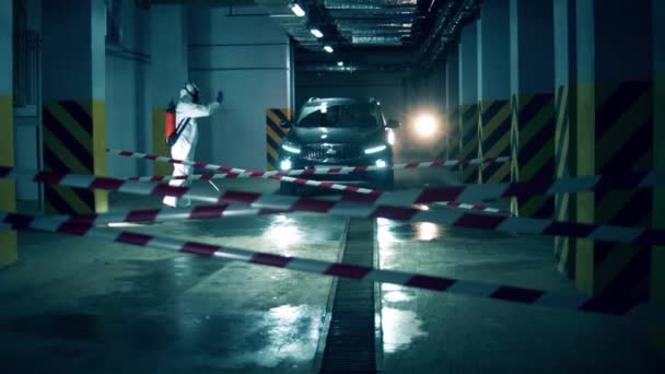 El desinfectador está desinfectando un coche en el estacionamiento. — Vídeos de Stock