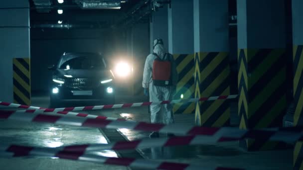 Sanitatie expert desinfecteert een auto in de garage — Stockvideo