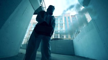 Otopark girişi bir uzman tarafından dezenfekte ediliyor.