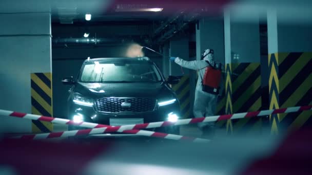 Un'auto viene chimicamente disinfettata da un esperto nel garage. — Video Stock