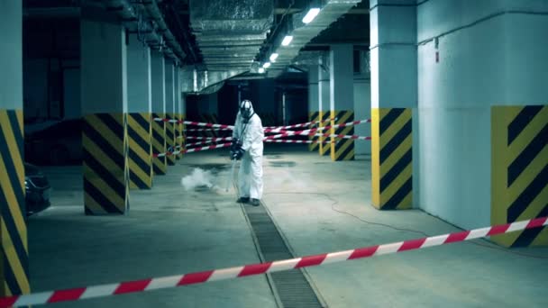 Il personale sanitario sta disinfestando un'unità vuota — Video Stock