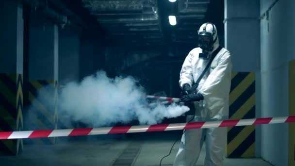 Trabajador desinfectando en interiores usando químicos, concepto de prevención del coronavirus. Experto en desinfección está fumigando instalaciones vacías — Vídeo de stock