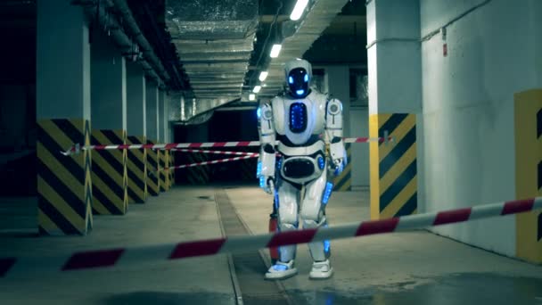 Robot mirip manusia melakukan perawatan kimia di garasi. — Stok Video