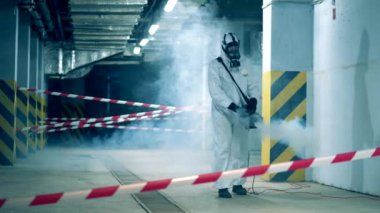 Coronavirus, dezenfeksiyon konsepti. Garaj bir temizlik işçisi tarafından dezenfekte ediliyor.