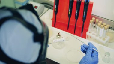 Covid-19 sondası kimyasal olarak işleniyor.