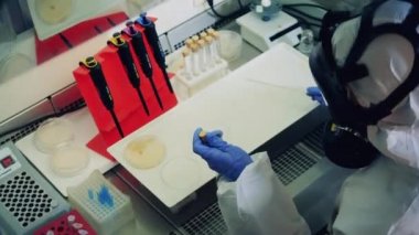 Laboratuvar örnekleri bir uzman tarafından taşınıyor.