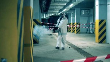 Coronavirus, dezenfeksiyon konsepti. Dezenfektan, boş araziyi kimyasallarla dezenfekte ediyor.