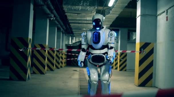 En cyborg desinficerar en tom parkeringsplats — Stockvideo