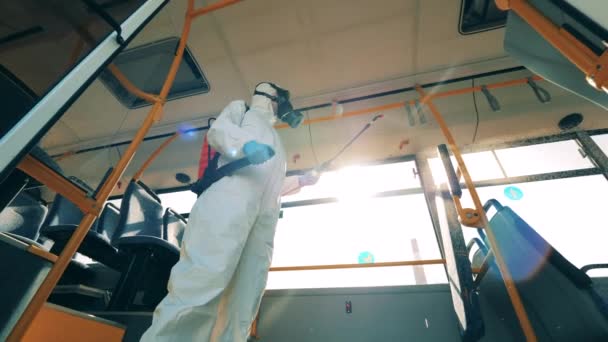 Vista interior de un autobús descontaminado químicamente — Vídeos de Stock