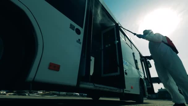 Nettoyage chimique d'un autobus effectué par un expert en désinfection — Video