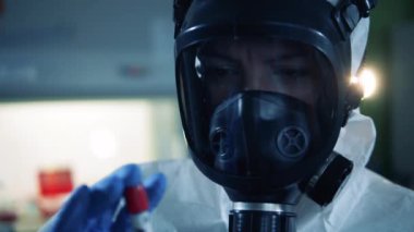 Araştırmacı koronavirüsle sonuçlanan tüpü kontrol ediyor..