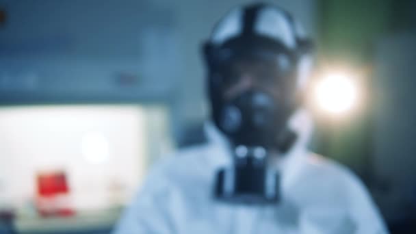 Cientista profissional em hazmat detém um tubo com reuslt covid-19 . — Vídeo de Stock