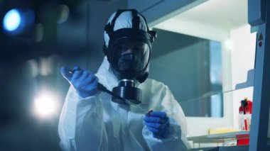 Bir virüs uzmanı covid-19 aşısı geliştirirken pipette kullanıyor. Coronavirus, COVID-19, 2019-ncov ilaç araştırma konsepti.