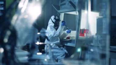 Laboratuvarda çalışan biri tehlikeli madde kullanır. Coronavirus, COVID-19, 2019-ncov ilaç araştırma konsepti.