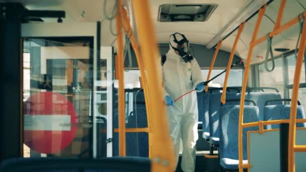 Chemische behandeling uitgevoerd door de sanitaire deskundige in de bus — Stockvideo